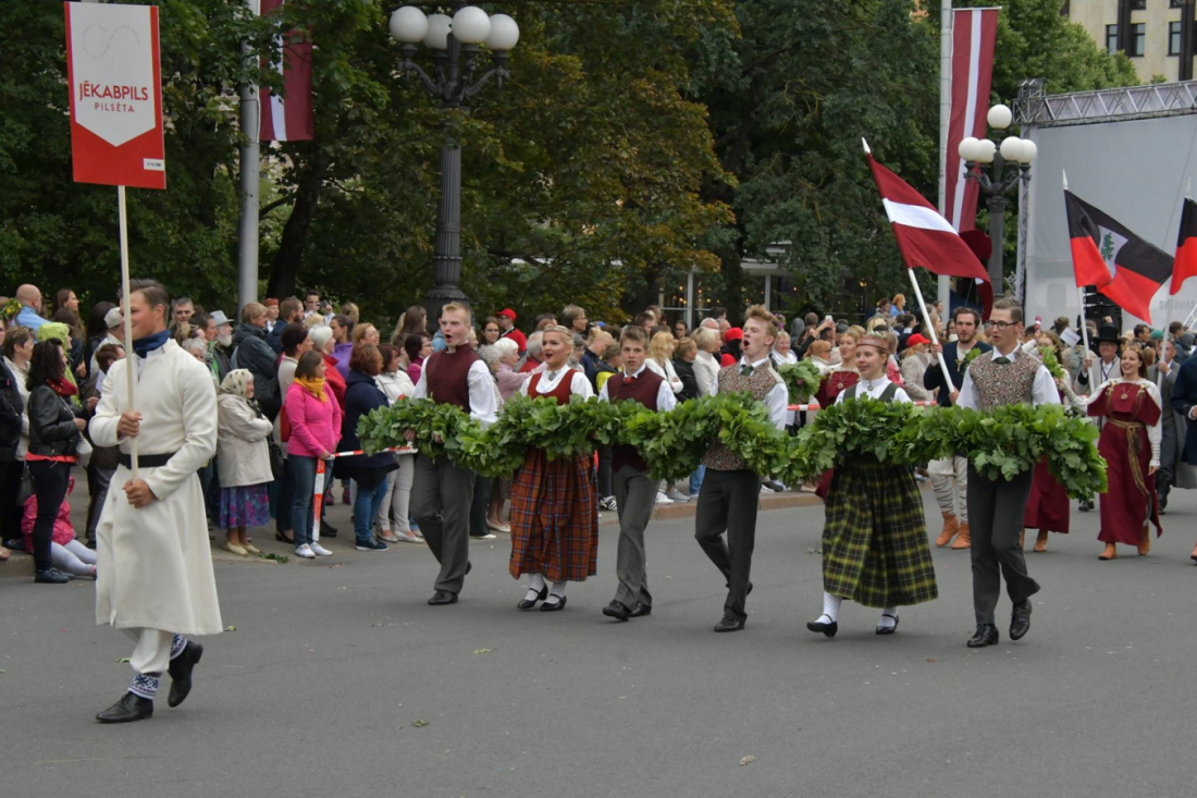 Jēkabpils domes priekšsēdētājs R.Ragainis pateicas Vispārējo latviešu Dziesmu un Deju dalībniekiem no Jēkabpils