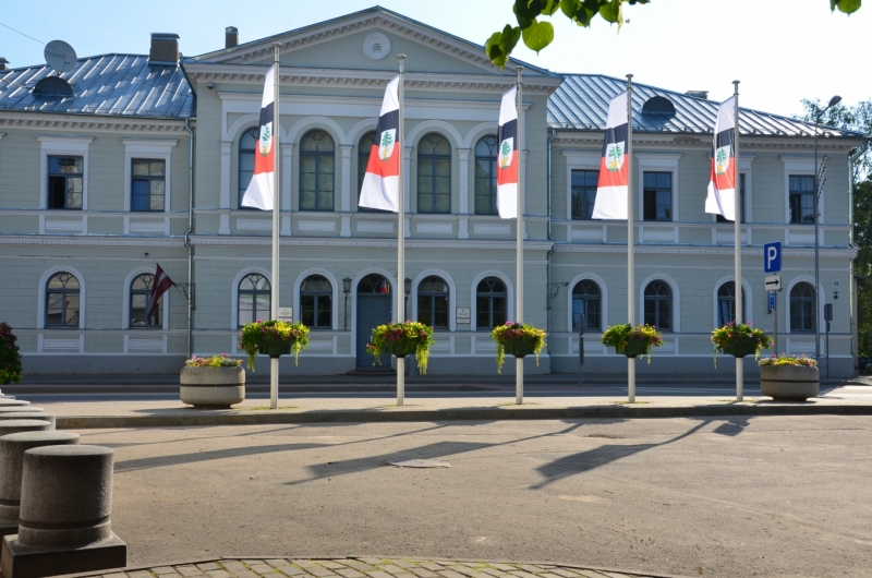 Jēkabpils dome vienojas par 500 eiro kompensāciju ar afišas staba demolētāju