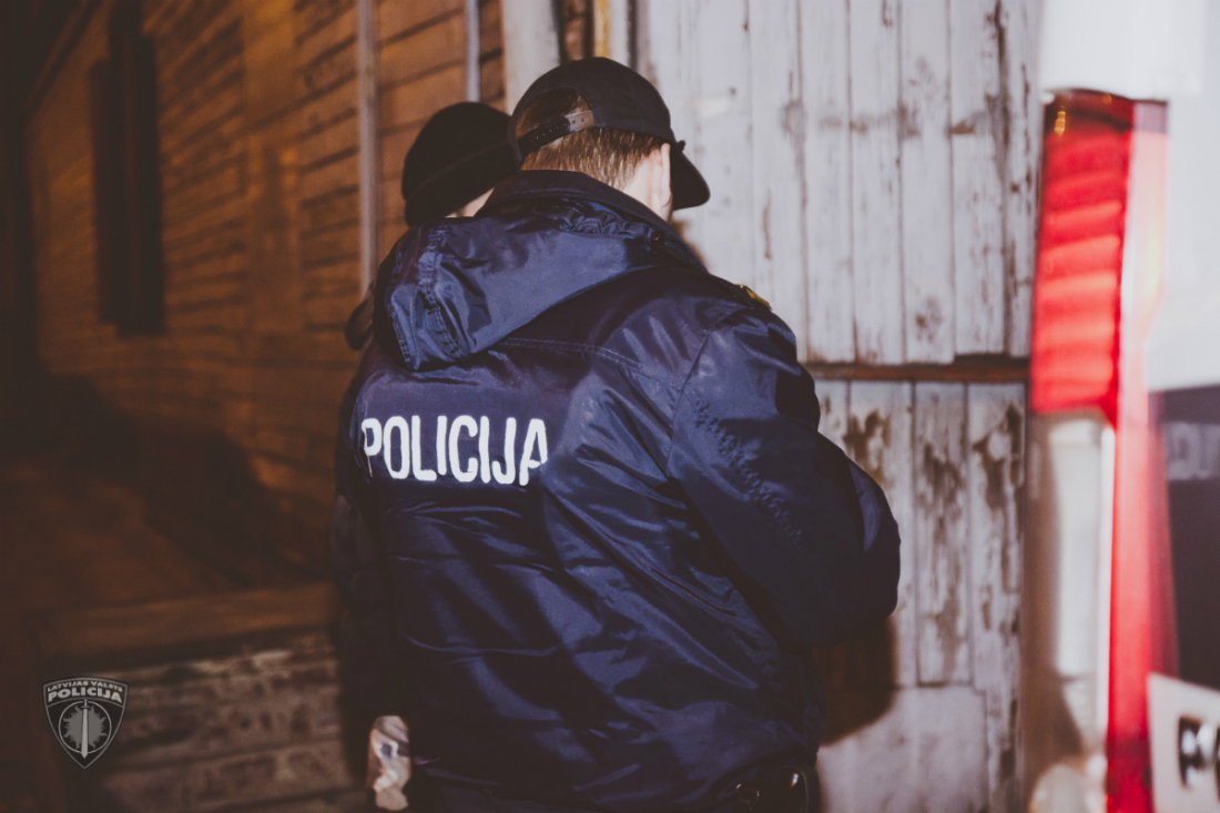 Aknīstes novada Gārsenē policisti atsavina nelegālo alkoholu, cigaretes un alkohola izgatavošanas ierīci