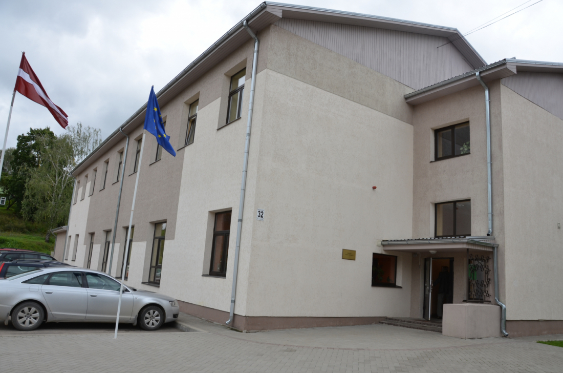 Izskata lēmumu projektu par Jēkabpils vakara vidusskolas likvidāciju