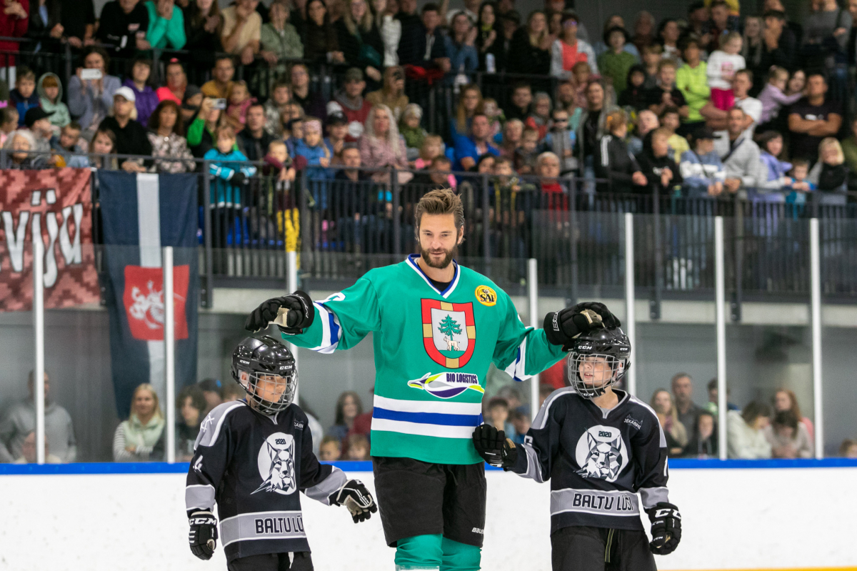 Zvaigznes uzmirdz festivālā „Roks & hokejs 2023” Jēkabpilī, ziedojumos savākti vairāk kā 3000 eiro