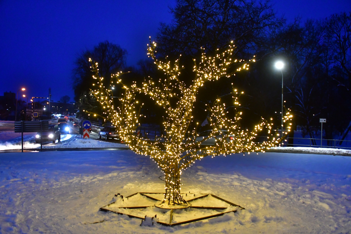 Jēkabpilī šonedēļ sāk izvietot Ziemassvētku gaismas dekorus. Par 34 000 eiro iegādāti jauni rotājumi novada pilsētām