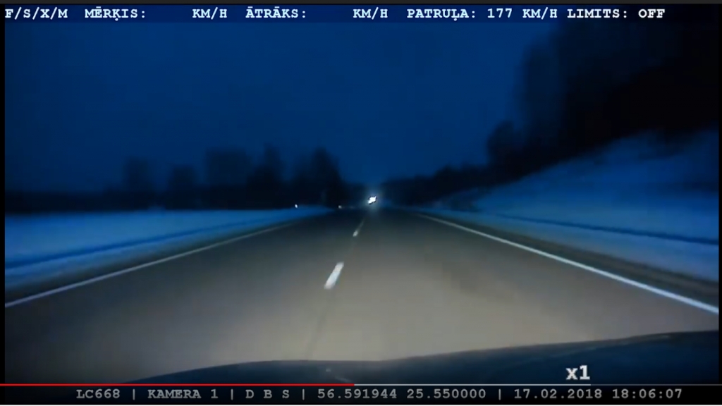 Klaja bezatbildība – kāds pāris Jēkabpils tuvumā, bēgot no policijas, vairākkārt pārkāpj ātrumu (VIDEO)