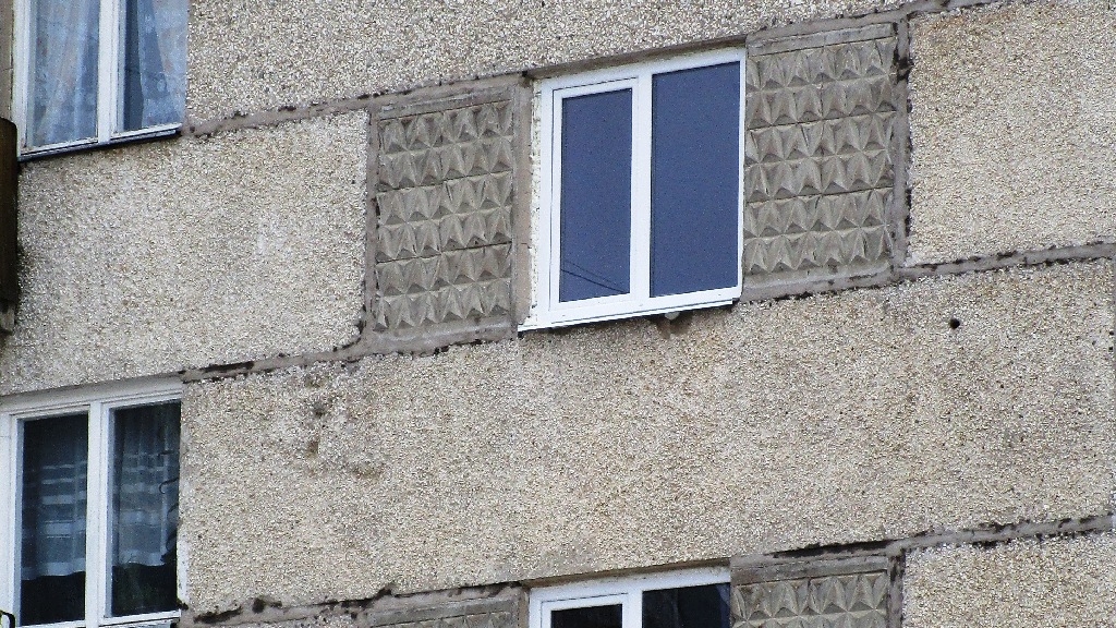 Namu pārvalde kāpņu telpās maina logus