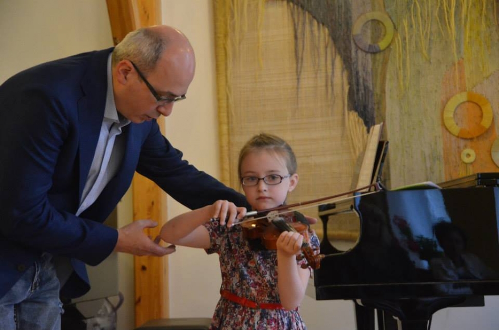 FOTO: Maskavas Mocarta kvarteta pirmais vijolnieks Aleksejs Lundins tiekas ar Jēkabpils mūzikas skolas audzēkņiem