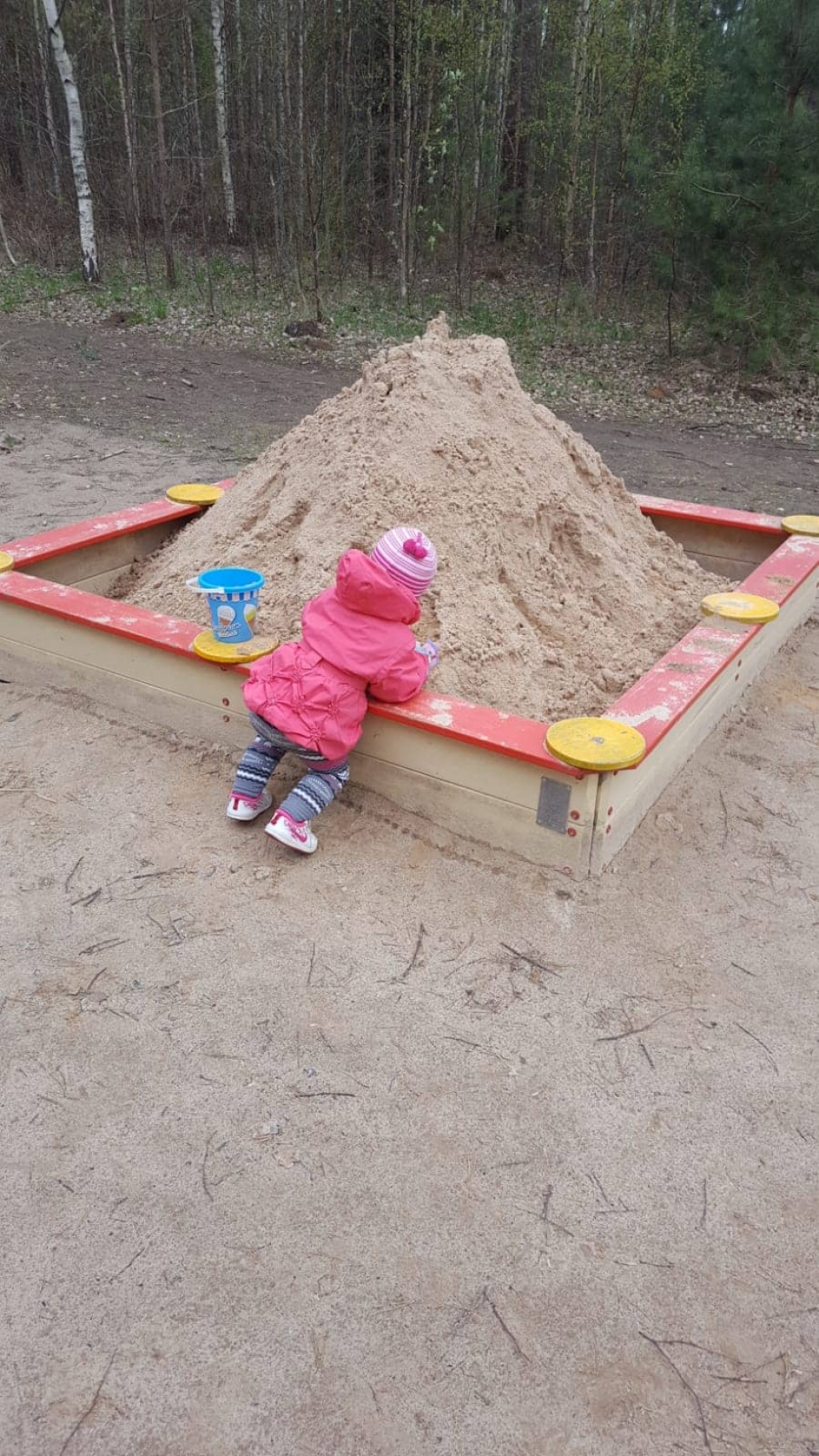 Aculiecinieki ziņo: Jēkabpils Mežaparka rotaļu laukuma smilškastei atvestas smiltis (FOTO)