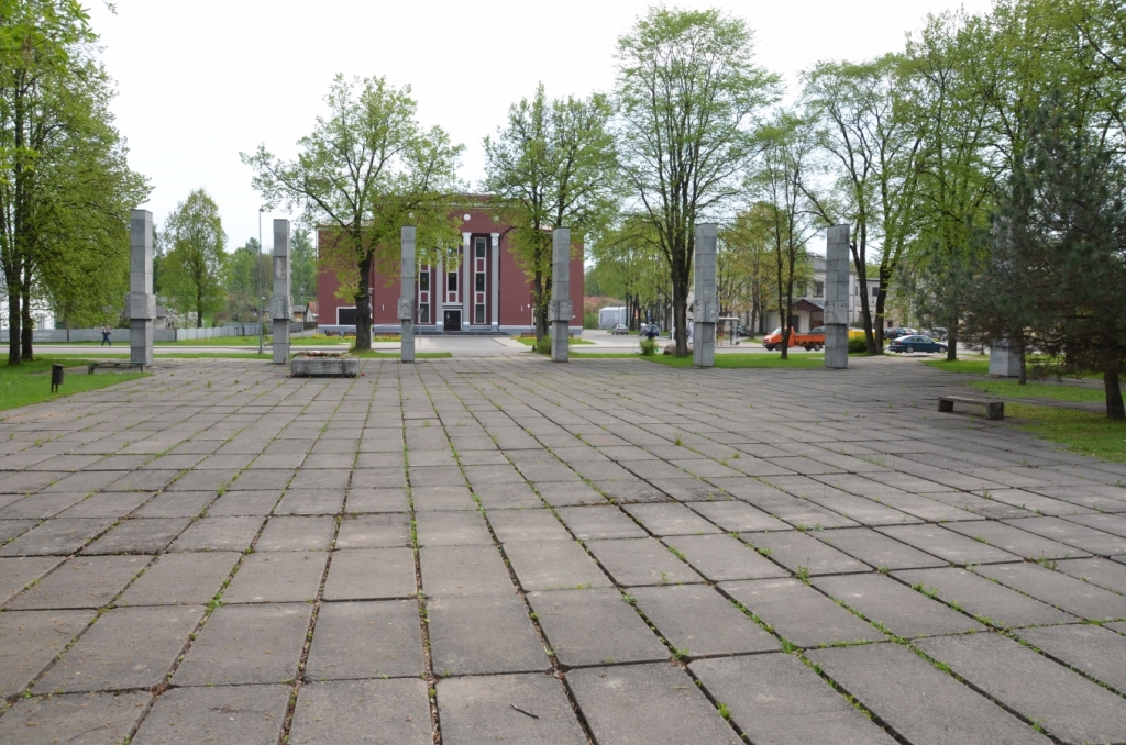 Aculieciniece: Krustpils parks - nekopts un atstāts novārtā (FOTO)