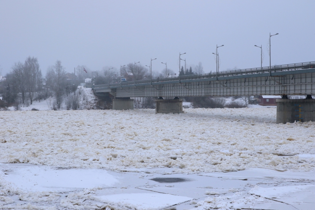 Ūdens līmenis Daugavā pie Jēkabpils tuvu kritiskajai atzīmei (papildināts ar FOTO)