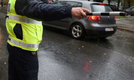 Policija Lieldienu brīvdienās pastiprināti uzraudzīs drošību uz autoceļiem