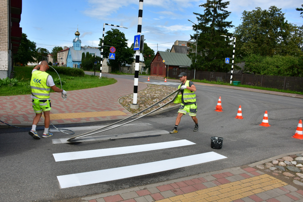 Jēkabpilī norisinās ielu horizontālo apzīmējumu krāsošana (FOTO)