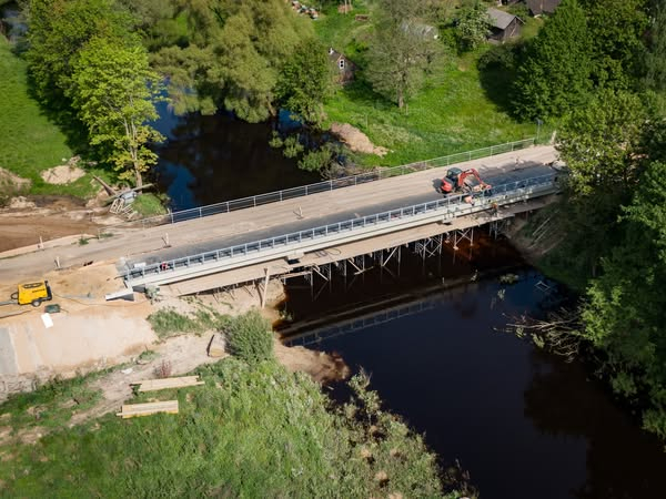 Elkšņos pārbūvē tiltu pār Dievidsusēju (FOTO)