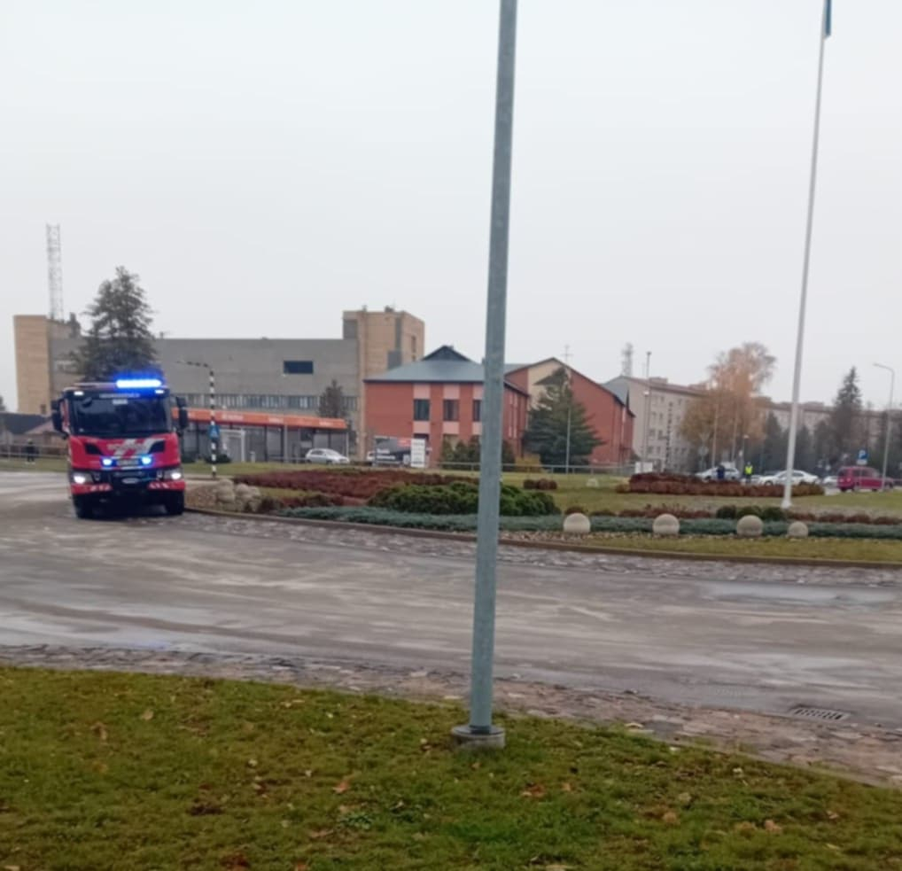 Svētdien Jēkabpilī, Brīvības ielā glābēji savāca izlijušu degvielu 500 metru posmā (FOTO, VIDEO)