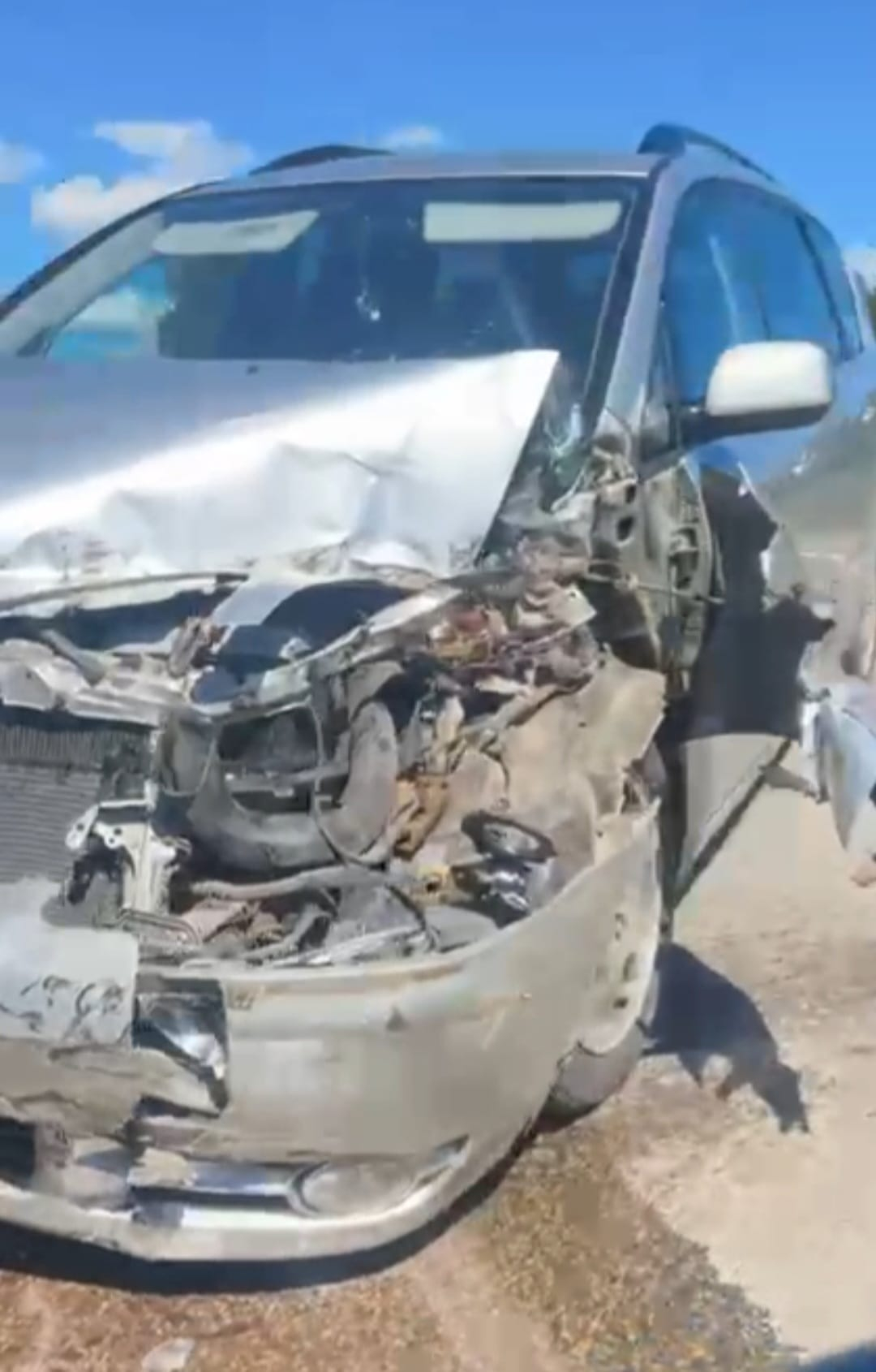 Autovadītājs neievērojot drošu distanci, Salas pagastā uzbrauc stāvošam auto (VIDEO, FOTO)