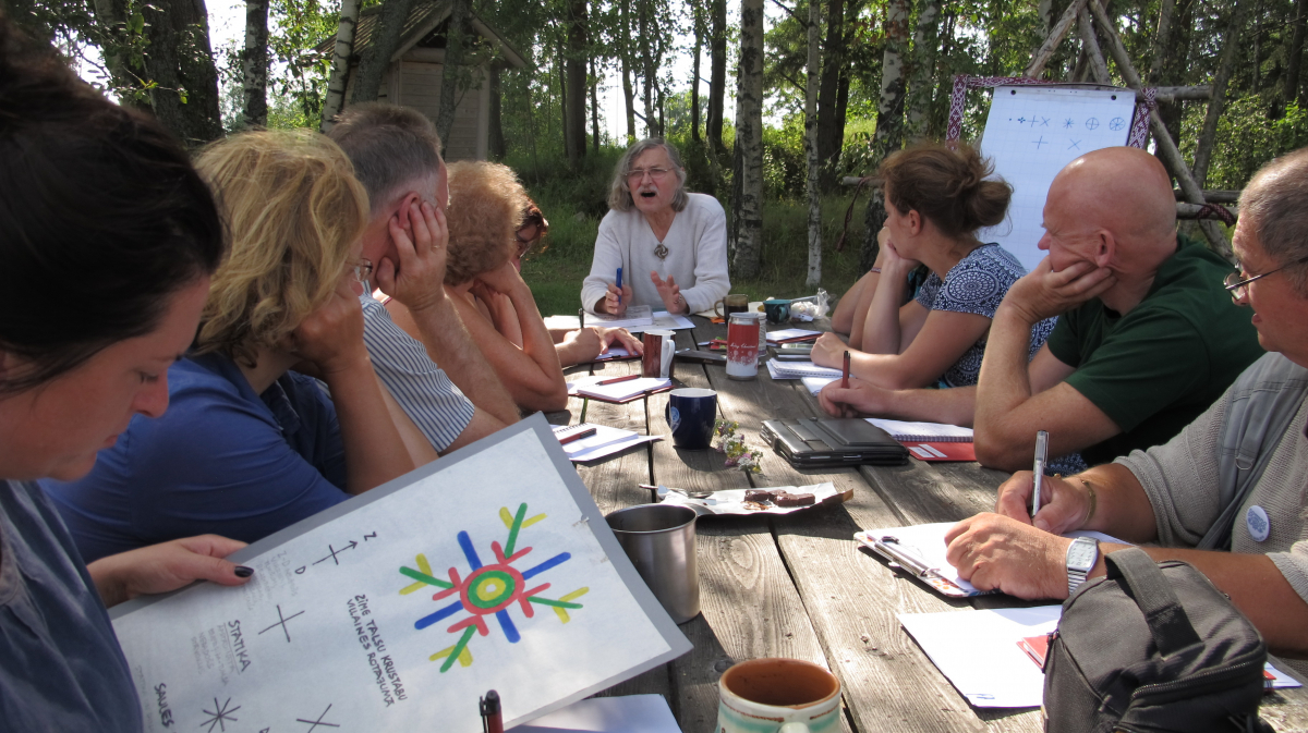 Sēļu sētā skatāma izstāde “Latviskās dzīvesziņas dievestība tautas vēsturē. Dievturībai — 100”(FOTO)