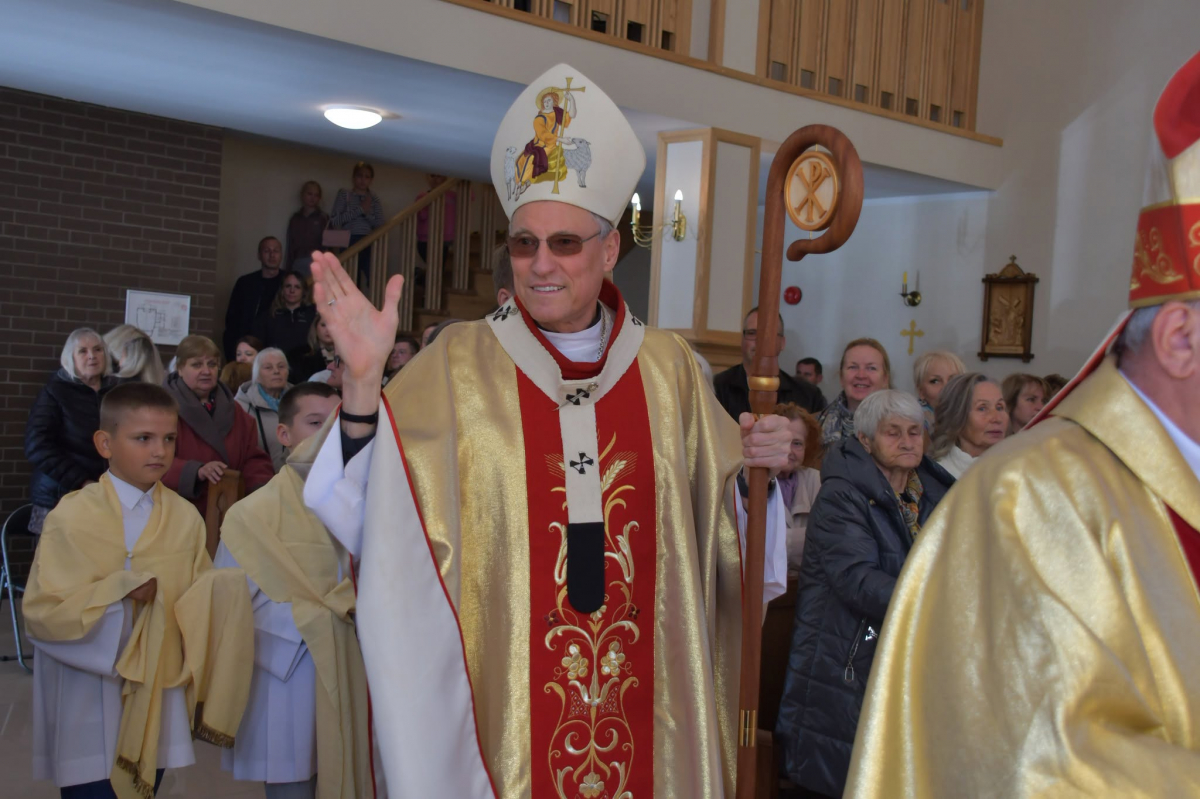 Viesītes Romas katoļu baznīcā notika dievnama konsekrācijas 10 gadu jubilejas dievkalpojums (FOTO)