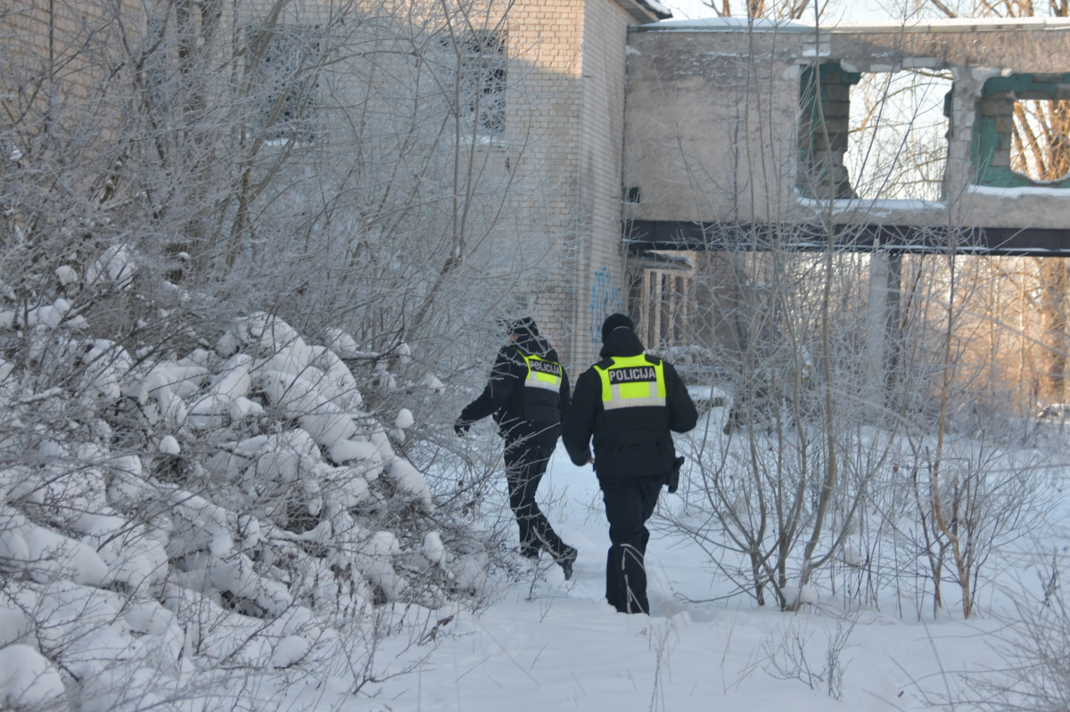 Jēkabpils novada pašvaldības policija aukstajā laikā pastiprināti patrulē vietās, kur pulcējas bezpajumtnieki, piedāvājot patvērumu telpās (FOTO)