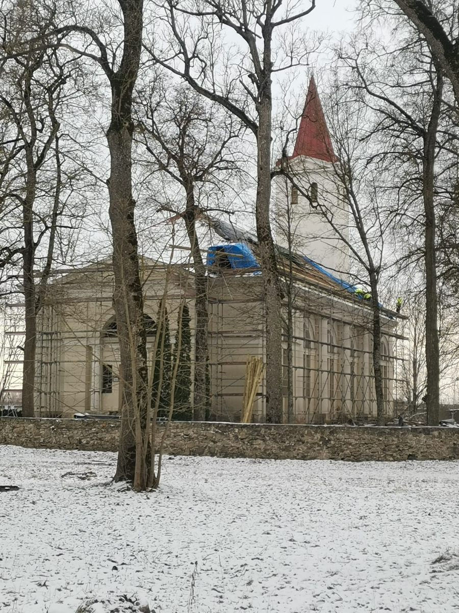 Krustpils luterāņu baznīcas ēkai maina jumtu (FOTO)