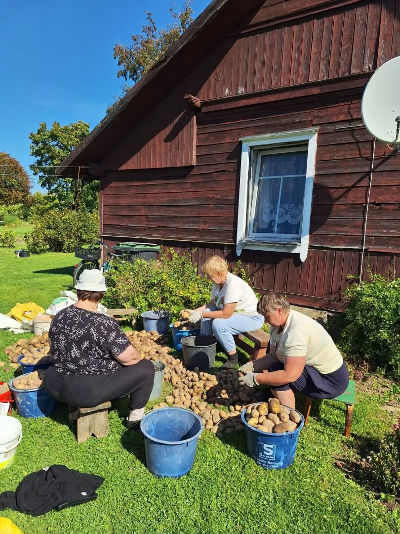 Preiļu novadā maznodrošinātās ģimenes ar bērniem iesaistās projektā, kopj dārzu un audzē ražu (FOTO)