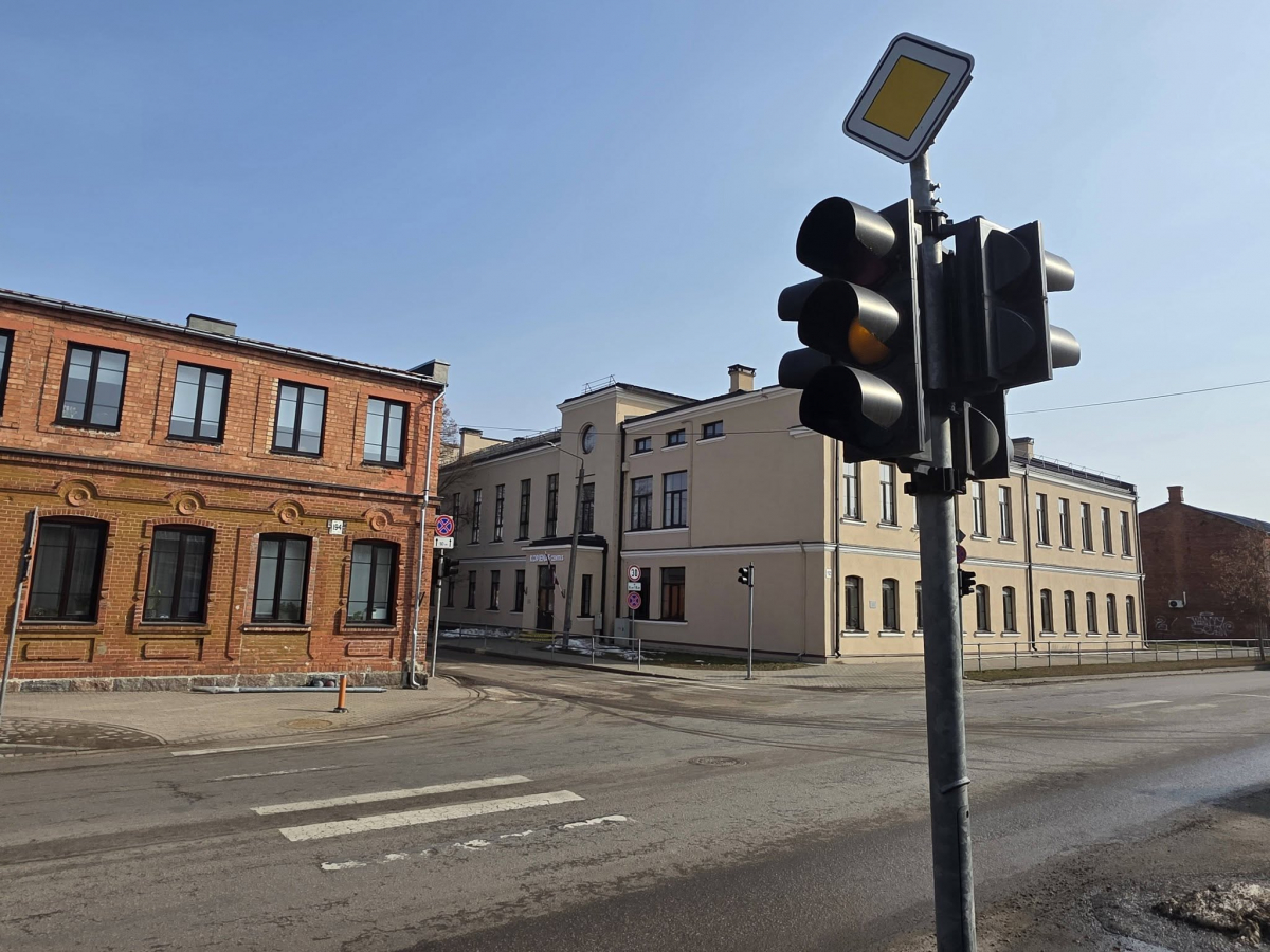 Bojāts luksofors Jēkabpilī, Rīgas ielā, Pašvaldības policija noskaidro vainīgo (FOTO)