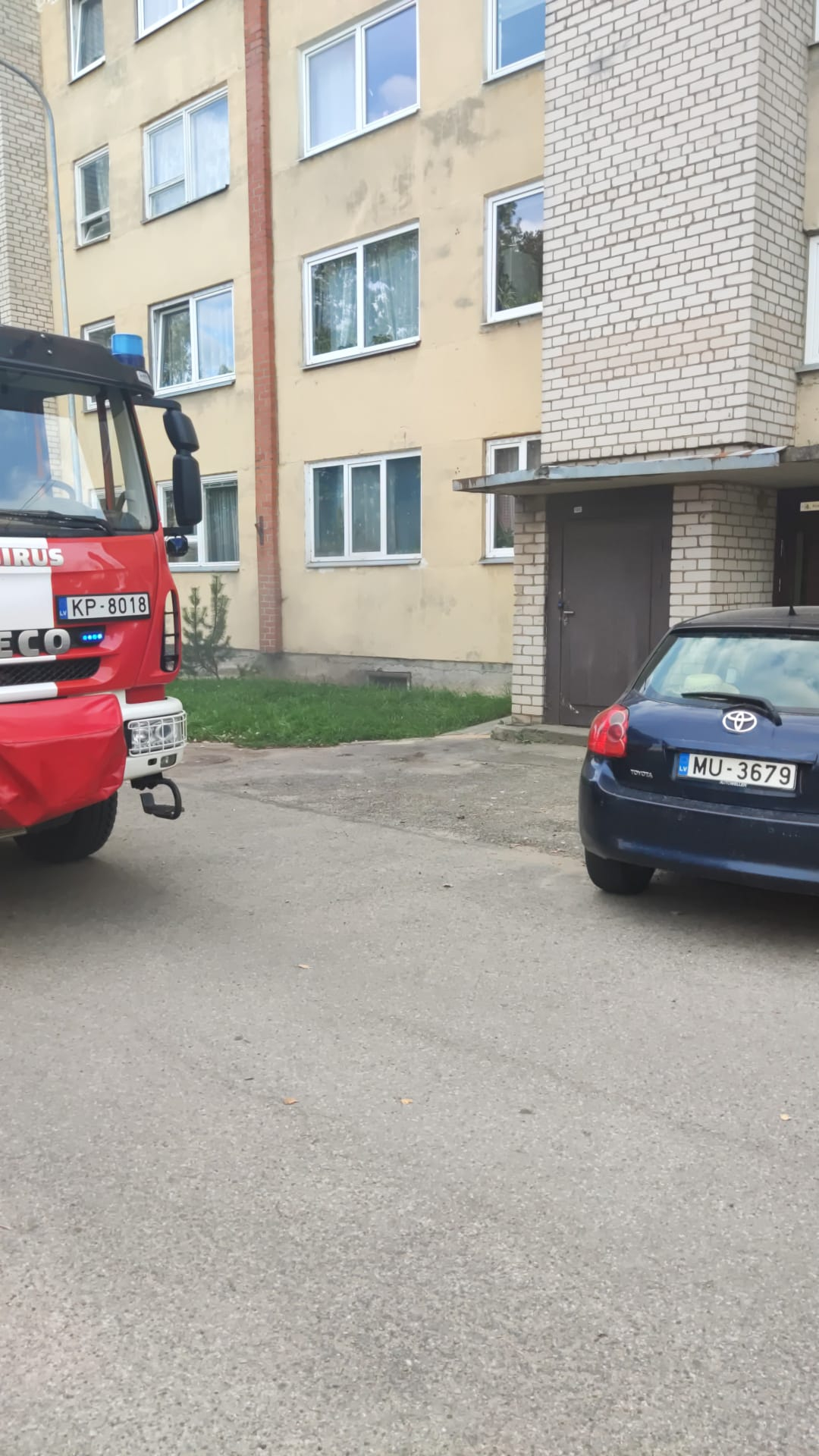 Jēkabpilī piecstāvu dzīvojamās mājas pagrabā dzēsti degoši atkritumi
