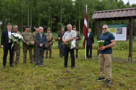 Atklāts informatīvais stends Jāzepa Friča nacionālo partizānu grupai Vilkupē (FOTO)