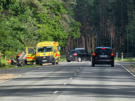 Autoceļā Jēkabpils – Sala piektdienas pēcpusdienā vieglā auto vadītājs netika galā ar transporta līdzekli un apmeta kūleni, auto nokrītot uz jumta (FOTO, VIDEO)