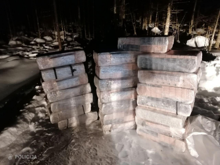 Aizkraukles novadā izņem vērienīgu nelegālo cigarešu daudzumu; aizturētas trīs personas (FOTO)