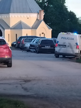 BMW vadītājs alkohola reibumā uzskrien vairākām stāvēšanai noliktām automašīnām Jēkabpilī, Pils rajonā (FOTO) (PAPILDINĀTS)