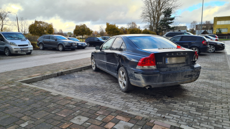Jēkabpilī, Bebru ielas mikrorajonā BMW vadītājs taranē vairākus stāvēšanai noliktus auto (FOTO)