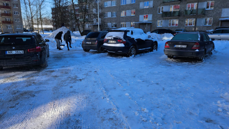 Mums raksta: Jēkabpilī, Auseklīšu ielā 11 sniega tīrīšanā iesaistās mājas iedzīvotāji (FOTO)