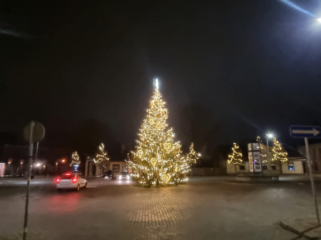 Aculiecinieks: Jēkabpils Vecpilsētas laukums un Kena parks Ziemassvētku rotā (FOTO)