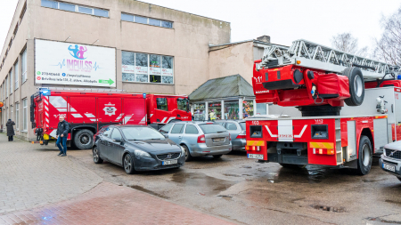 Jēkabpilī, Brīvības ielā tirdzniecības centrā, aizdegoties lampai, rodas sadūmojums (FOTO)