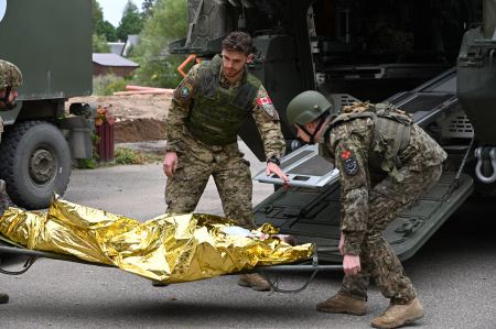 Krustpils pagastā norisinās NATO Daudznacionālās brigādes Latvijā medicīniskās evakuācijas mācības “Serpent Shield”