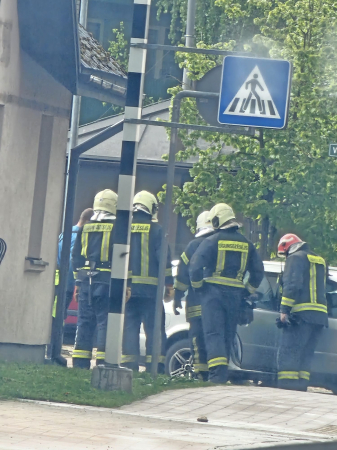 Jēkabpilī dzēsta degoša automašīna un sadzīves atkritumi neapsaimniekotā ēkā (FOTO)
