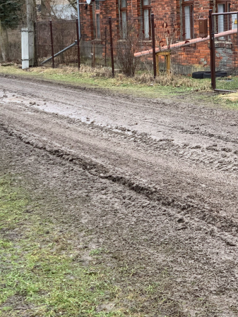 Mums raksta: Vai tiks sakārtota Aizupes iela, ko izdangā smagais transports, vedot Pils dīķa dūņas?(FOTO)