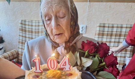 Pašvaldības aģentūras "Jaunā muiža" iemītniece Līvija svin 104.dzimšanas dienu (FOTO)