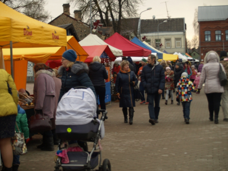 Svētdien, 21. decembrī, Ziemassvētku tirdziņa laikā, būs slēgta satiksme Jēkabpils Vecpilsētas laukumā (SHĒMA)