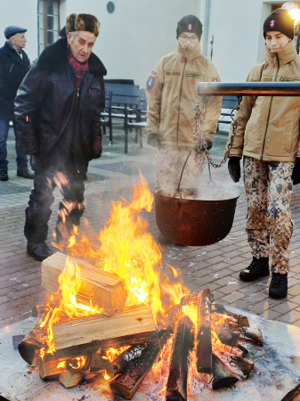 FOTOSTĀSTS: Jēkabpilī pie atmiņu ugunskura atceras Barikāžu laiku