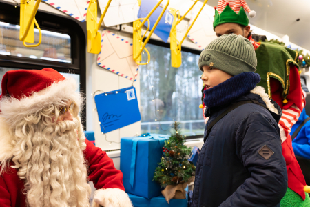  “Pasta svētku vilciens” pārsteidz pasažierus Aizkraukles un Tukuma maršrutos (FOTO)