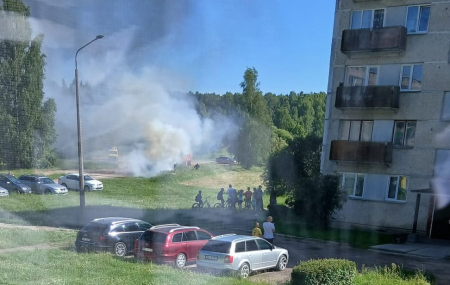 Jēkabpilī Krustpils saliņā dzēsts pamests ugunskurs, Viestura ielā – vieglā automašīna (Foto, Video)