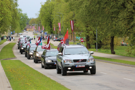 FOTOSTĀSTS: Karogu brauciens Jēkabpilī 2025