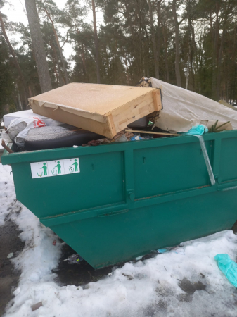 SIA “Jēkabpils pakalpojumi”: Jēkabpilieši iecienījuši kapu konteinerus nestandarta sadzīves atkritumu nelegālai izmešanai 