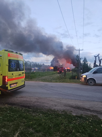 Salas pagastā pie bijušās "Rītausma" teritorijas izcēlies ugunsgrēks (FOTO, VIDEO)