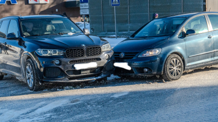 Jēkabpilī, Brīvības ielā lielveikala Maxima XX stāvlaukumā saskrienas divi auto