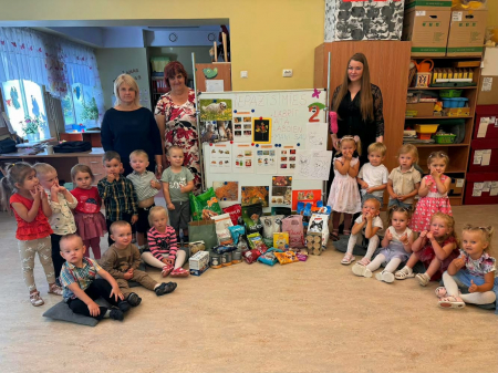 PII „Kāpēcītis” mazie „Taurenīši” ziedo gardumus Jēkabpils dzīvnieku patversmei (FOTO)