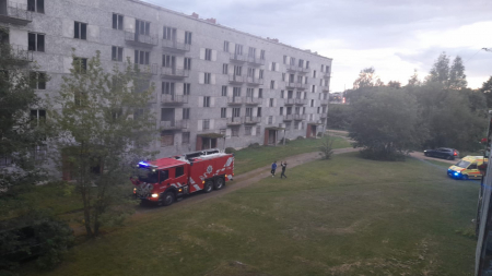 Jēkabpilī dzēsts kārtējais ugunsgrēks piecstāvu graustā, Kūkās labības rugāji (FOTO)