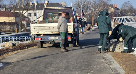 Mums raksta: Jēkabpilī, novērš ar ziemas tehniku nodarītos bojājumus Daugavas aizsargdambja infrastruktūrai 