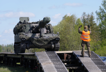 Augstas gatavības vingrinājumā no Ādažiem uz Sēliju pārvietots vilciena sastāvs ar armijas tehniku (FOTO)