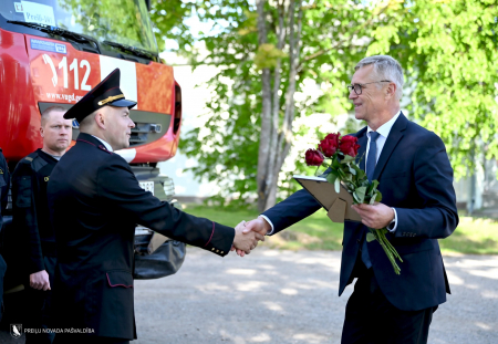 Preiļu novada domes priekšsēdētājs Ārijs Vucāns profesionālajos svētkos sveic Valsts ugunsdzēsības un glābšanas dienesta Preiļu daļu (FOTO)