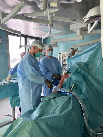 Jēkabpils reģionālajā slimnīcā veikta unikāla, mazinvazīva pleca locītavas operācija (FOTO)